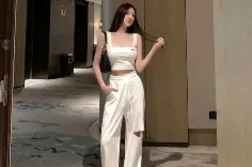 刚分手一周！八卦媒体爆料：维尼修斯在私人场所与数位女性聚会