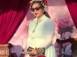 75岁刘晓庆商演翻车拒互动甩脸网红说当大熊猫看引争议